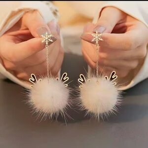 2 Pcs Fashion Plush Snowflake Reindeer Sweet Personality Creative Stud Earrings